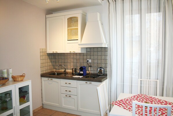 Kühlschrank, Herdplatte, Wasserkocher mit Kaffee-/Teezubehör