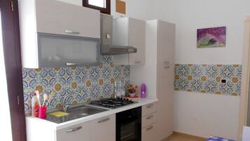 Fridge, oven, stovetop, coffee/tea maker