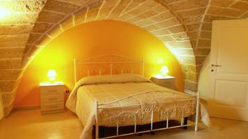 2 sovrum, skrivbord, strykjärn/strykbräda och sängkläder