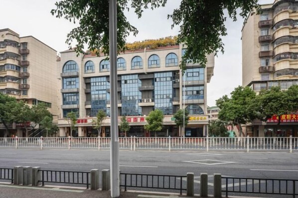 Un edificio de varios pisos con un diseño arquitectónico moderno, caracterizado por amplias ventanas y una fachada plana.