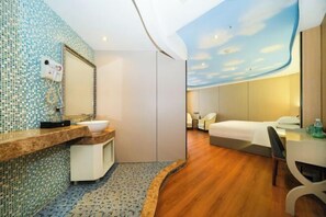 Ein Hotelzimmer mit Bad, einem Bett, einem Schreibtisch und einer Deckenmalerei.