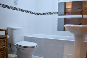 Sèche-cheveux, savon, shampoing