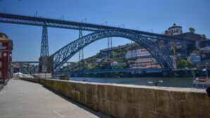 A bridge over a river with buildings on the hillside. - Apartamento com 2 Quartos Varanda e Vista rio 3º Andar (Porto)