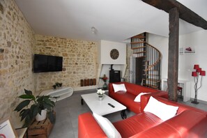 Superior House | Living area | 120-cm LED TV with digital channels, TV, table football - Le Relais de la Chouette Gîte (Berson)