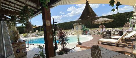 Una piscina al aire libre de temporada, una piscina climatizada