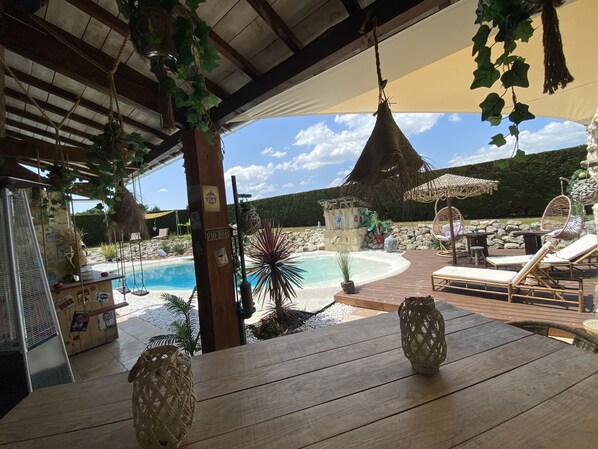Seasonal outdoor pool, a heated pool, pool umbrellas, pool loungers - Le Relais de la Chouette Gîte (Berson)