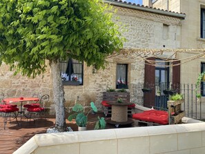 Superior House | Terrace/patio - Le Relais de la Chouette Gîte (Berson)