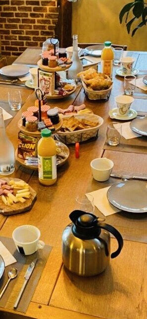 Daily full breakfast for a fee - Le Relais de la Chouette Gîte (Berson)