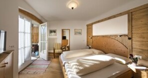 2 Schlafzimmer, Schreibtisch, Bügeleisen/Bügelbrett, Reisekinderbett
