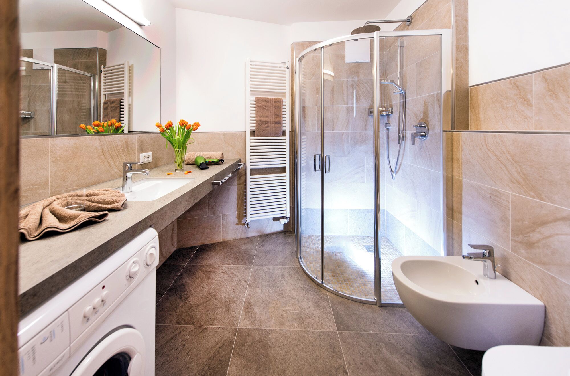 Dusche, Haartrockner, Bidet, Handtücher