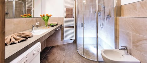Dutxa, assecador de cabells, bidet i tovalloles