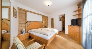 2 bedrooms, desk, iron/ironing board, travel crib - 5 minutes from the Alpe di Siusi cable car, family apartment and terrace. (Seis am Schlern)
