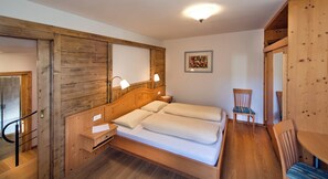 2 bedrooms, desk, iron/ironing board, travel crib - 5 minutes from the Alpe di Siusi cable car, family apartment and terrace. (Seis am Schlern)