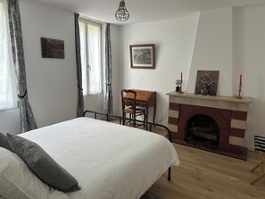 3 sovrum, skrivbord, strykjärn/strykbräda och resesäng