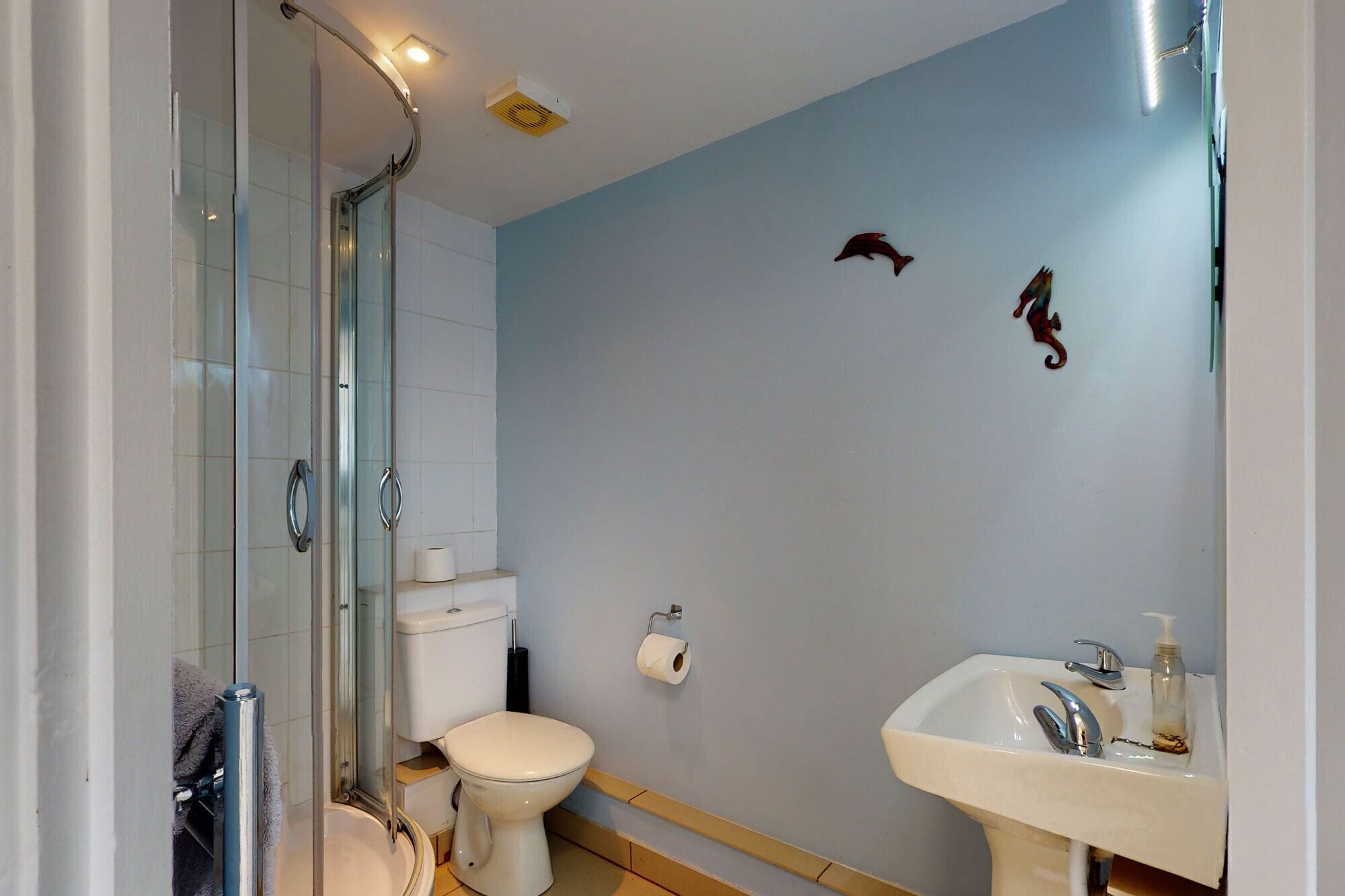 Sèche-cheveux, serviettes fournies