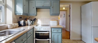 Rhos Cottage - Two Bedroom Cottage, Sleeps 4