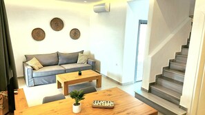 Two Bedroom Maisonette Sharing Pool & Sea View | Zona de estar | Smart TV de 32 pulgadas con canales por satélite, una televisión