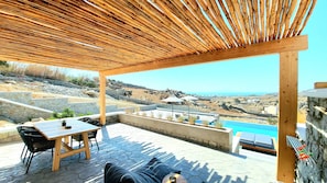Two Bedroom Maisonette Sharing Pool & Sea View | Terraza o patio