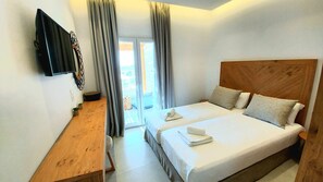 Ropa de cama hipoalergénica y caja de seguridad en la habitación 