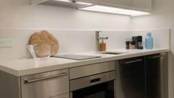 Geladeira, micro-ondas, fogão, cooktop