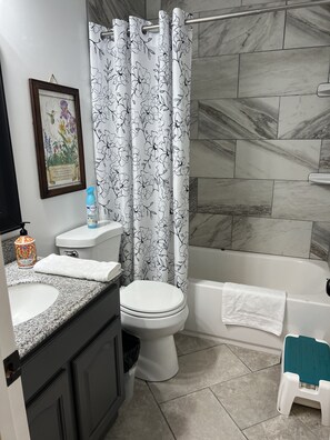 Haartrockner, Handtücher, Seife, Shampoo