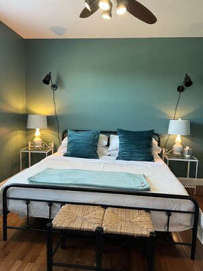 2 Schlafzimmer, Schreibtisch, Bügeleisen/Bügelbrett, Reisekinderbett