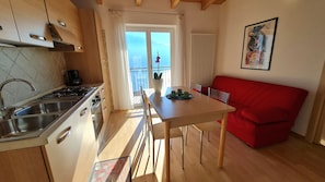 Fridge, microwave, oven, coffee/tea maker
