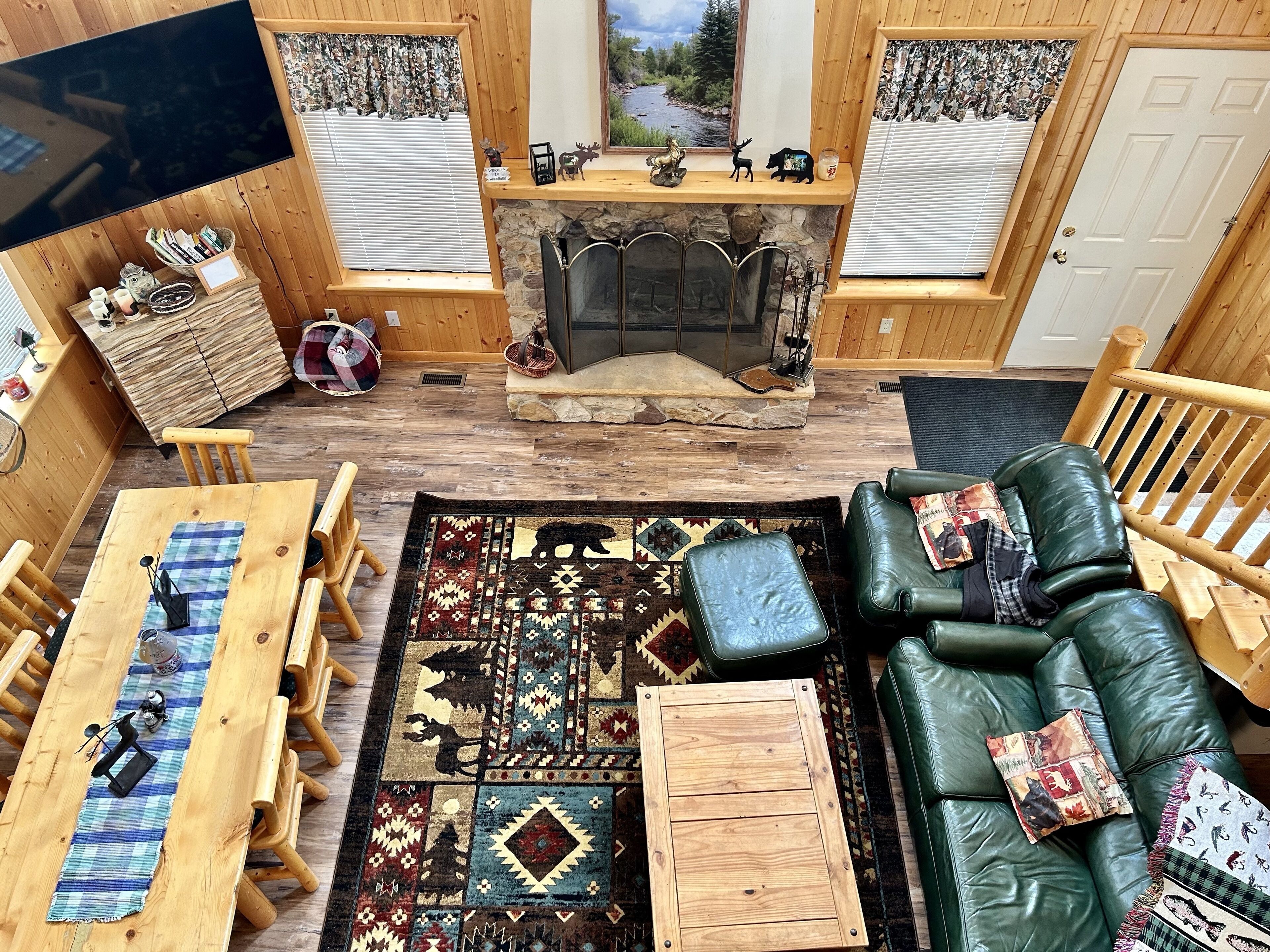 TV connectée, cheminée, livres