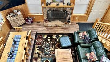 TV connectée, cheminée, livres