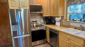 Jääkaappi, mikroaaltouuni, uuni, liesi