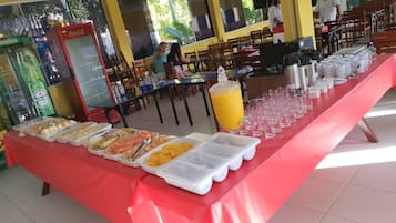 Café da manhã com buffet grátis todos os dias