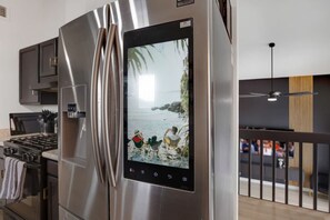 Réfrigérateur, four à micro-ondes, un four, surface de cuisson