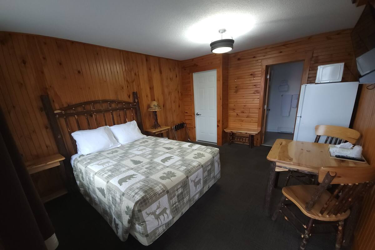 Rom – deluxe, 1 queensize-seng | Skrivebord for bærbar PC, blendingsgardiner og strykejern/-brett