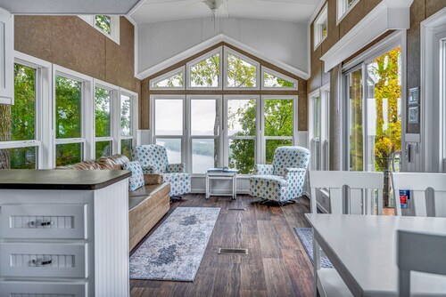 Paradise Point- Sleeps 2 HOT TUB