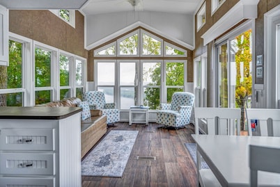 Paradise Point- Sleeps 2 HOT TUB