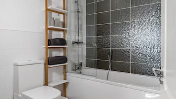 Apartment | Bathroom | Free toiletries, hair dryer, towels