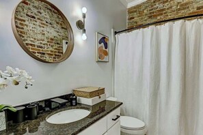 Bañera, secador de pelo, toallas