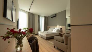 1 bedroom, in-room safe, desk, iron/ironing board