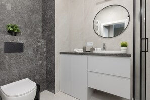 Shower, hair dryer, towels - Gumińska Apartment by Renters (Warsaw)