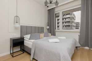 1 Schlafzimmer, individuell eingerichtet, laptopgeeigneter Arbeitsplatz
