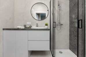 Dusche, Haartrockner, Handtücher