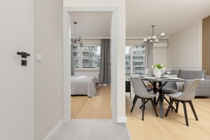 1 Schlafzimmer, individuell eingerichtet, laptopgeeigneter Arbeitsplatz