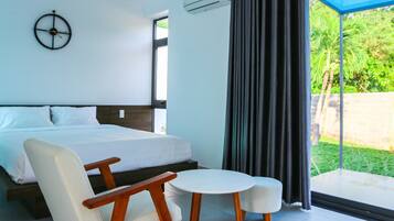 Deluxe-Doppelzimmer, Badewanne, Gartenblick | Individuell dekoriert, individuell eingerichtet, Schreibtisch