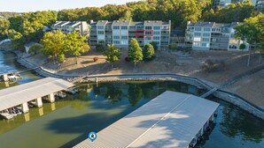Un hôtel moderne à plusieurs étages, doté d’une zone d’amarrage et donnant sur un plan d’eau.