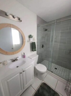 Een douche, een haardroger, handdoeken, zeep
