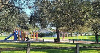 Cozy Getaway 5 Min Walk to Parks