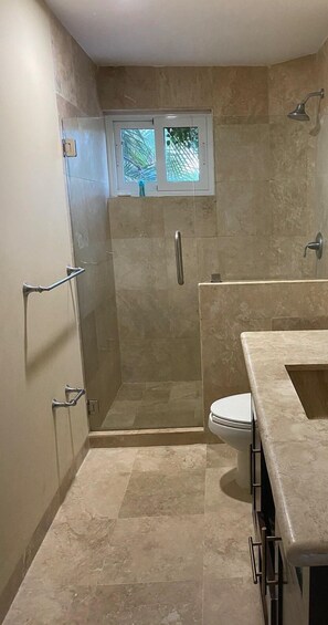 Classic Condo | Bathroom | Shower, towels - Condos SMR (Mazatlán)