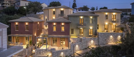 Vista frontal de la propiedad