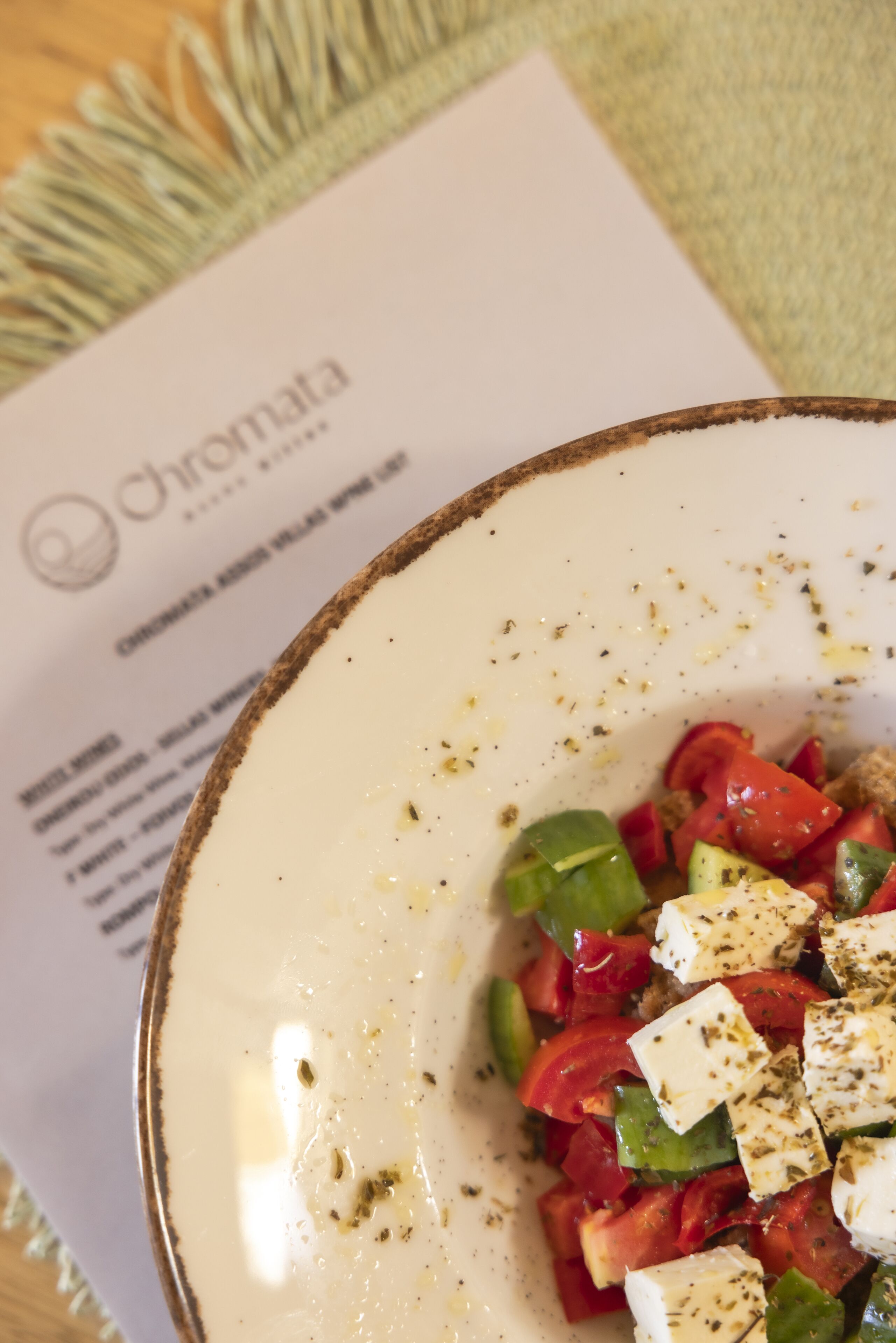 Ensalada con queso feta y verduras en un plato.