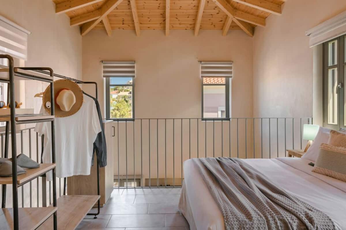 Villa with Private Plunge Pool | Caja de seguridad en la habitación y decoración personalizada